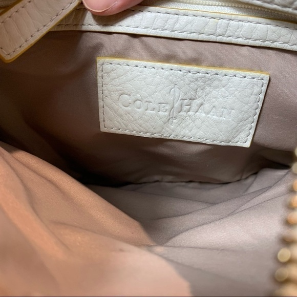 𝅺cole Haan Off White Leather Shoulder Bag Zippered Crossbody - Picture 6 of 8
